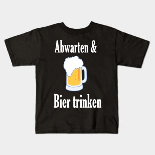 Abwarten und Bier trinken Kids T-Shirt